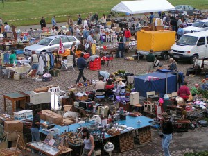 800px-Dresden_Flohmarkt_Elbwiese